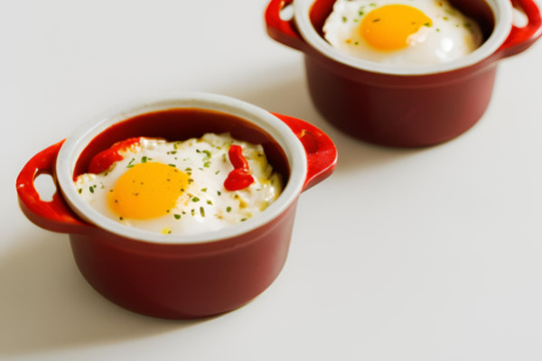 Oeuf cocotte, coulis aux 2 poivrons