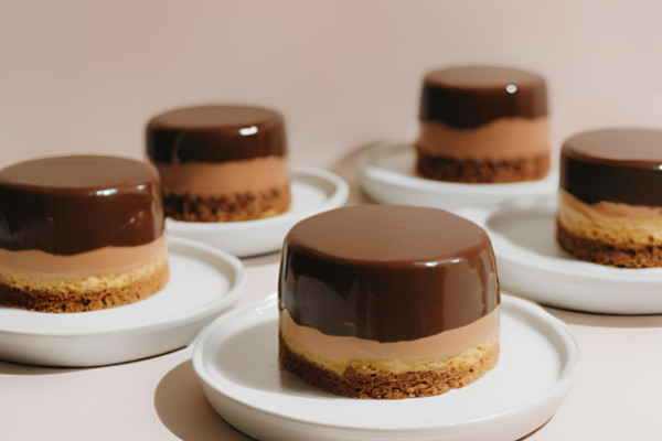 Un glaçage brillant et sans bulle pour sublimer vos entremets 